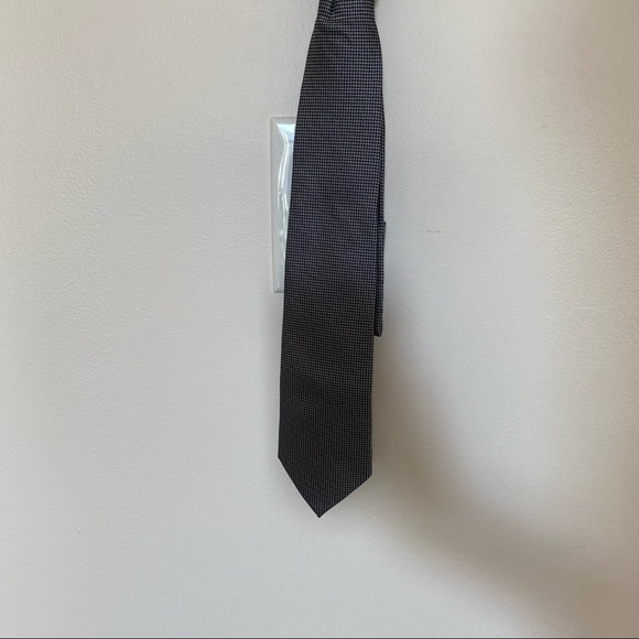 Bloomingdale’s Black and Grey Houndstooth Tie - Picture 2 of 3